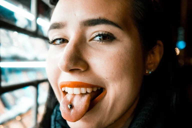 femme tirant la langue avec piercing sur la langue