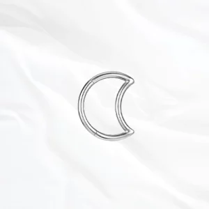 Oreille titane design élégant argenté