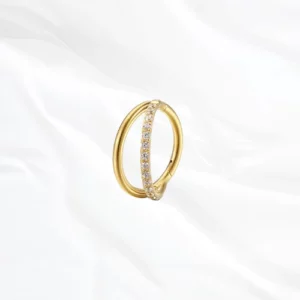 Oreille titane design élégant doré
