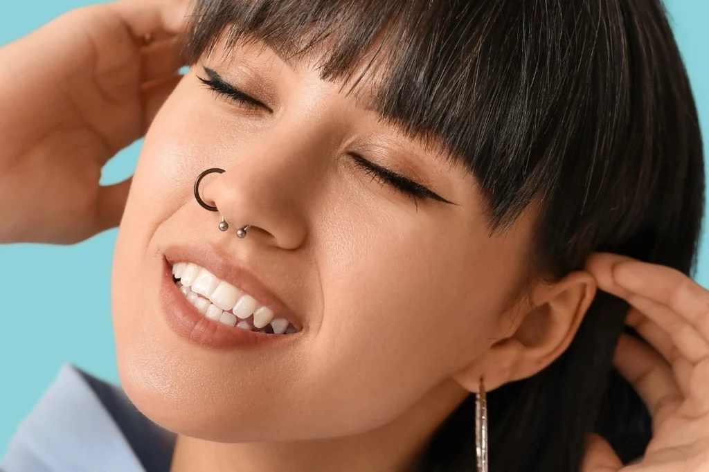 une femme avec un piercing au nez