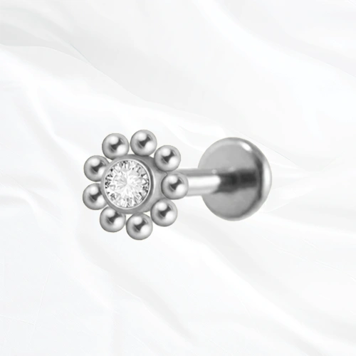 piercing labret en titane argenté en forme de fleur, zircon serti au cœur de pétales perlés