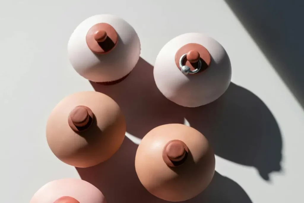image qui représente des tétons avec un piercing