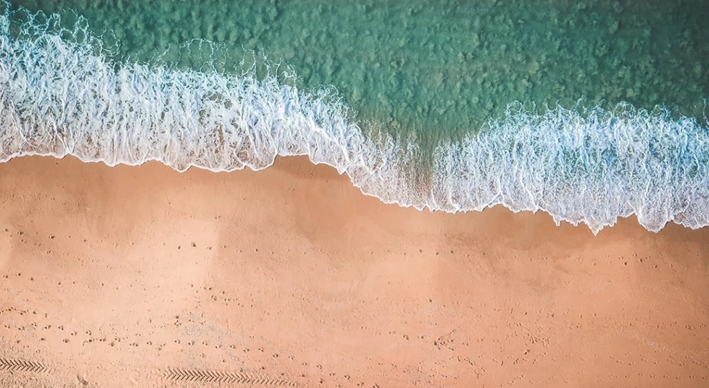 une plage vue du dessus