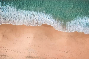 une plage vue du dessus