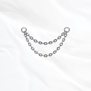Chaîne double drapée en titane argenté "la double chainette" pour relier deux piercings d'oreille (hélix ou lobe)