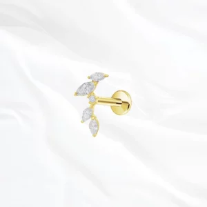 Piercing labret en titane doré "les 5 feuilles" avec cluster asymétrique de cristaux marquise pour hélix ou daith