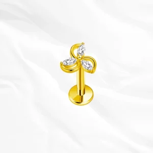 Piercing labret en titane doré "le tourbillon" motif fleur à trois pétales en cristaux marquise pour tragus ou hélix