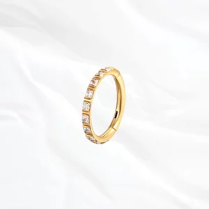 Anneau de piercing clicker en titane doré "le véritable" serti de cristaux carrés (coupe princesse) pour daith ou septum