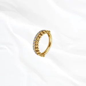 Anneau de piercing clicker en titane doré "le majestic" avec double rangée de zircons pavés et de billes métalliques pour daith ou septum