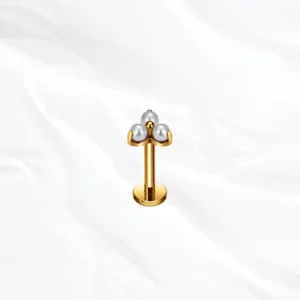 Piercing labret en titane doré "la marquise opale" motif trio de perles d'imitation pour tragus ou hélix