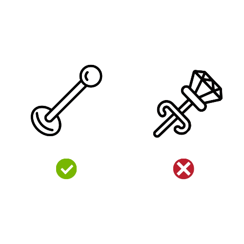 Illustration comparative montrant une boucle d'oreille titane à dos plat (labret) validé par une coche verte et une boucle d'oreille à fermoir papillon déconseillée par une croix rouge.