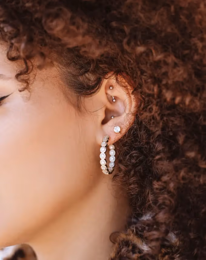 Femme portant un piercing rook en titane