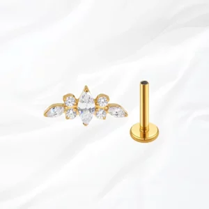 Piercing labret en titane doré "l'amas de cristaux" avec cristal central marquise et zircons latéraux blanc