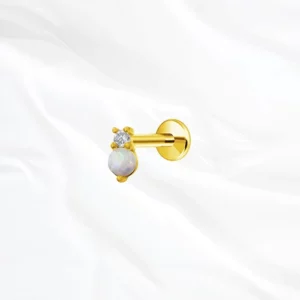 Piercing labret en titane doré"la nacré" avec opale ronde iridescente et petit zircon clair en cluster pour tragus ou hélix