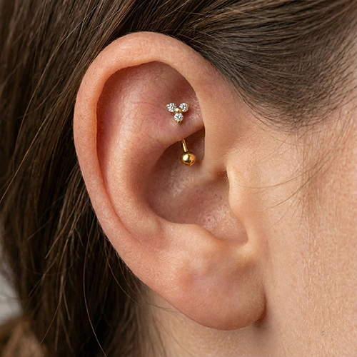 Femme portant un piercing rook titane à l'oreille