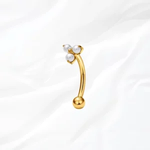 Piercing banane en titane doré "la triforce perlée courbée" orné d'un trio de perles blanches synthétiques