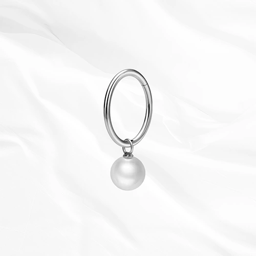 Anneau segment clipsable en titane argenté La Perle Pendentif, perle d’imitation ronde et laiteuse suspendue sous l’anneau
