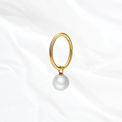 Anneau segment clipsable en titane doré La Perle Pendentif, perle d’imitation ronde et laiteuse suspendue sous l’anneau