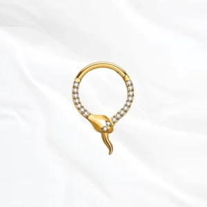 piercing en titane doré en forme de serpent qui se mord la queue avec des zircons