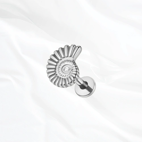 Labret en titane argenté L’Ammonite, coquille en spirale aux nervures ciselées avec un zircon au cœur du fossile