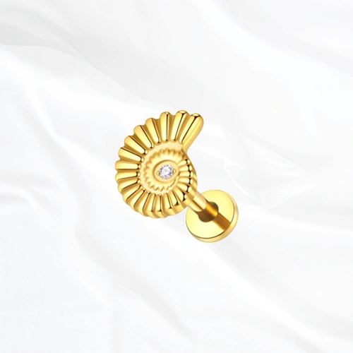 Labret en titane doré L’Ammonite, coquille en spirale aux nervures ciselées avec un zircon au cœur du fossile