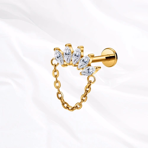 piercing hélix en titane doré, éventail de zircons marquise prolongé d'une chaînette