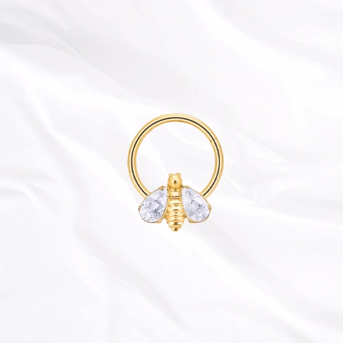 Anneau segment clipsable en titane doré Anneau Brillant Face Abeille, abeille au corps strié et deux ailes en zircons poire déployées