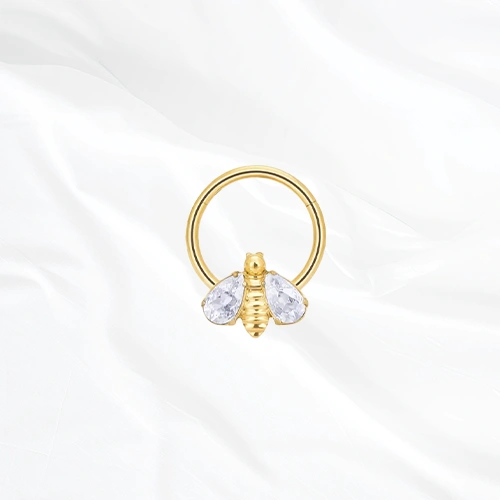Anneau segment clipsable en titane doré Anneau Brillant Face Abeille, abeille au corps strié et deux ailes en zircons poire déployées
