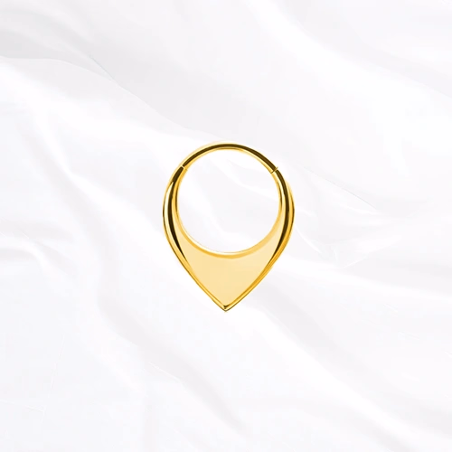Anneau segment clipsable en titane doré L’Anneau Chevron Simple, goutte inversée en titane plein dont l’épaisseur s’accroît vers la pointe