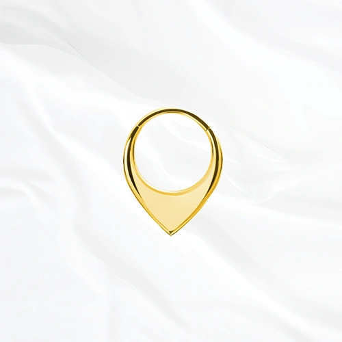 Anneau segment clipsable en titane doré L’Anneau Chevron Simple, goutte inversée en titane plein dont l’épaisseur s’accroît vers la pointe