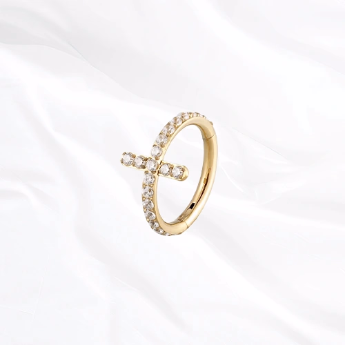 Anneau segment clipsable en titane doré L’Anneau Croix, anneau entièrement pavé sur lequel s’applique une croix elle aussi sertie