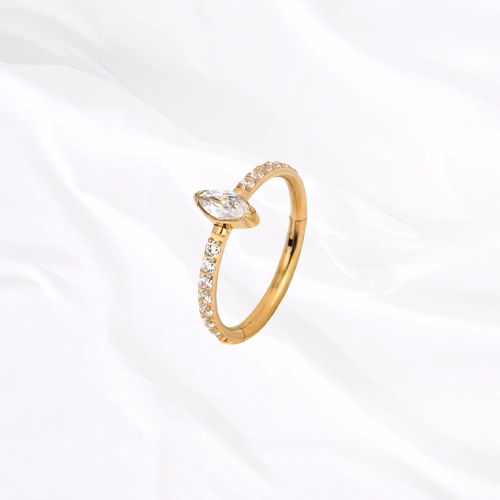 Anneau segment clipsable en titane doré L’Atout, ligne de petits zircons s’achevant par une marquise nettement plus grande posée en tête