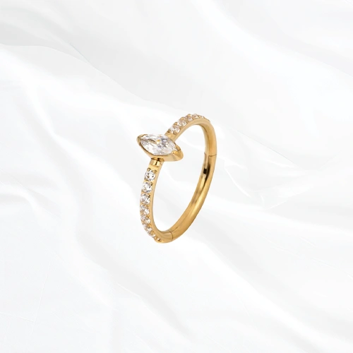 Anneau segment clipsable en titane doré L’Atout, ligne de petits zircons s’achevant par une marquise nettement plus grande posée en tête