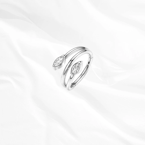Anneau segment clipsable en titane argenté L’Audacieux, anneau enroulé en spirale laissant deux pointes libres terminées par un zircon marquise