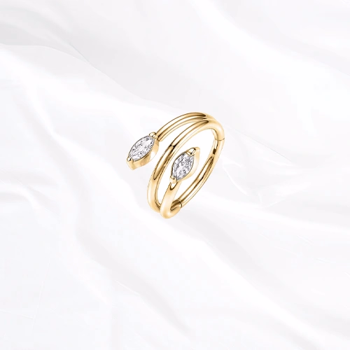 Anneau segment clipsable en titane doré L’Audacieux, anneau enroulé en spirale laissant deux pointes libres terminées par un zircon marquise