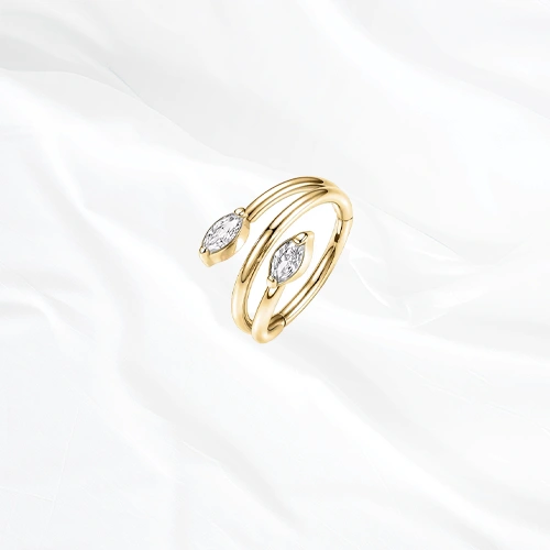 Anneau segment clipsable en titane doré L’Audacieux, anneau enroulé en spirale laissant deux pointes libres terminées par un zircon marquise