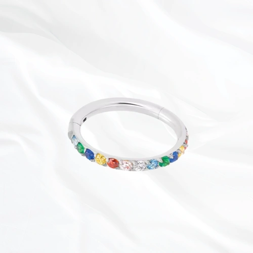 Anneau segment clipsable en titane argenté L’Authentique Coloré, pourtour pavé de zircons blanc, vert, bleu marine, jaune, rouge et bleu ciel