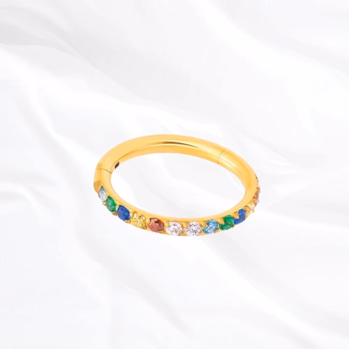 Anneau segment clipsable en titane doré L’Authentique Coloré, pourtour pavé de zircons blanc, vert, bleu marine, jaune, rouge et bleu ciel