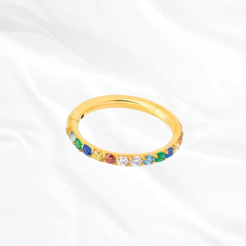 Anneau segment clipsable en titane doré L’Authentique Coloré, pourtour pavé de zircons blanc, vert, bleu marine, jaune, rouge et bleu ciel
