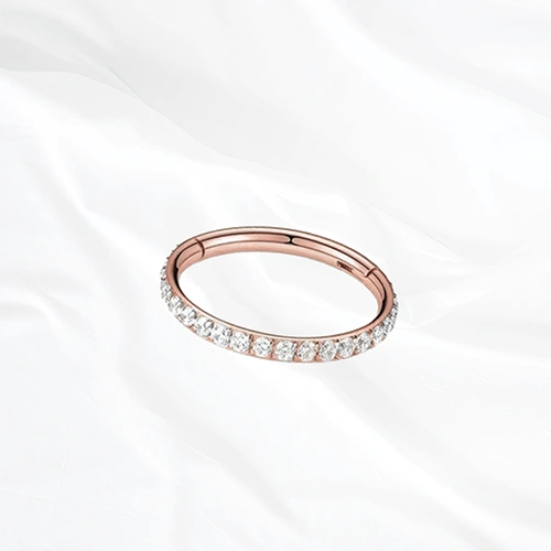 Anneau segment en titane rose doré L’Authentique, pourtour entièrement pavé de zircons