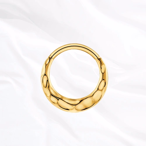 Anneau segment clipsable en titane doré La Couronne Titanesque, surface entièrement martelée en facettes irrégulières