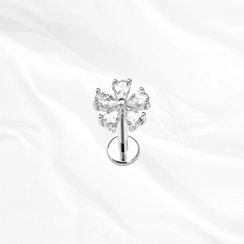 Anneau segment clipsable en titane argenté La Fleur, cinq zircons taille poire formant les pétales, pointes vers l’intérieur