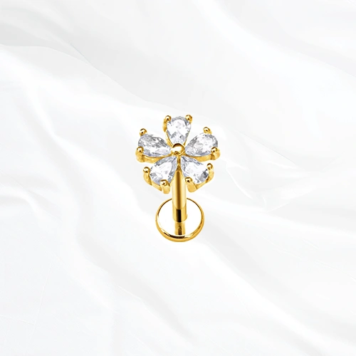 Anneau segment clipsable en titane doré La Fleur, cinq zircons taille poire formant les pétales, pointes vers l’intérieur