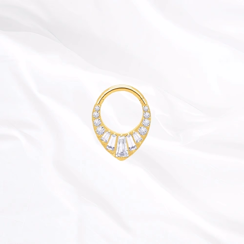 Anneau segment clipsable en titane doré Le Chevron Grand Brillant, éventail de zircons baguette à la pointe et pierres rondes le long des flancs