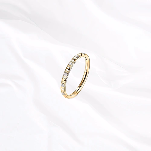 Anneau segment clipsable en titane doré Le Damier, zircons ronds et pyramides de titane alternés sur tout le pourtour