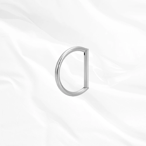Anneau segment clipsable en titane argenté Le Demi Anneau, arc arrondi refermé par une barre parfaitement droite