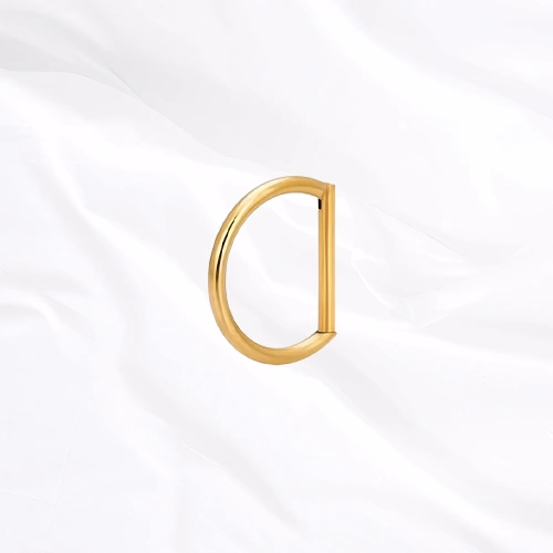 Anneau segment clipsable en titane doré Le Demi Anneau, arc arrondi refermé par une barre parfaitement droite
