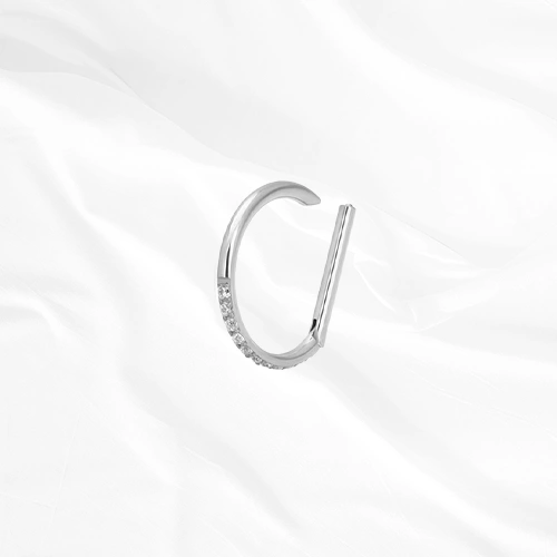 Anneau segment clipsable en titane argenté Le Demi Anneau V2, demi-lune dont seul l’arc inférieur porte une ligne de zircons