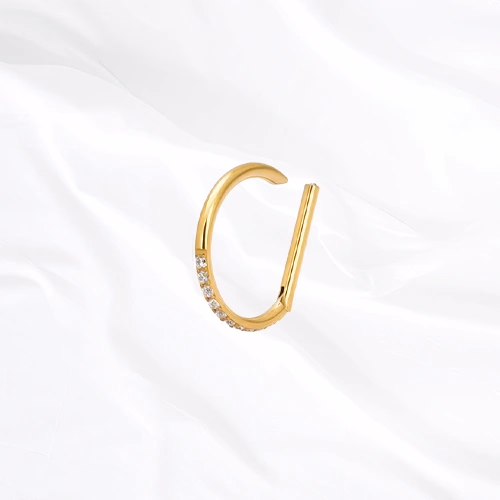 Anneau segment clipsable en titane doré Le Demi Anneau V2, demi-lune dont seul l’arc inférieur porte une ligne de zircons