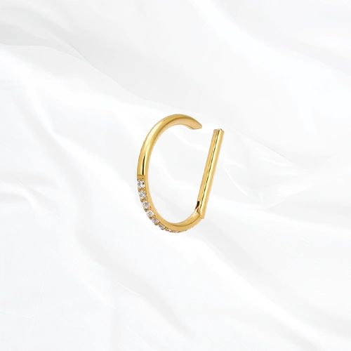 Anneau segment clipsable en titane doré Le Demi Anneau V2, demi-lune dont seul l’arc inférieur porte une ligne de zircons
